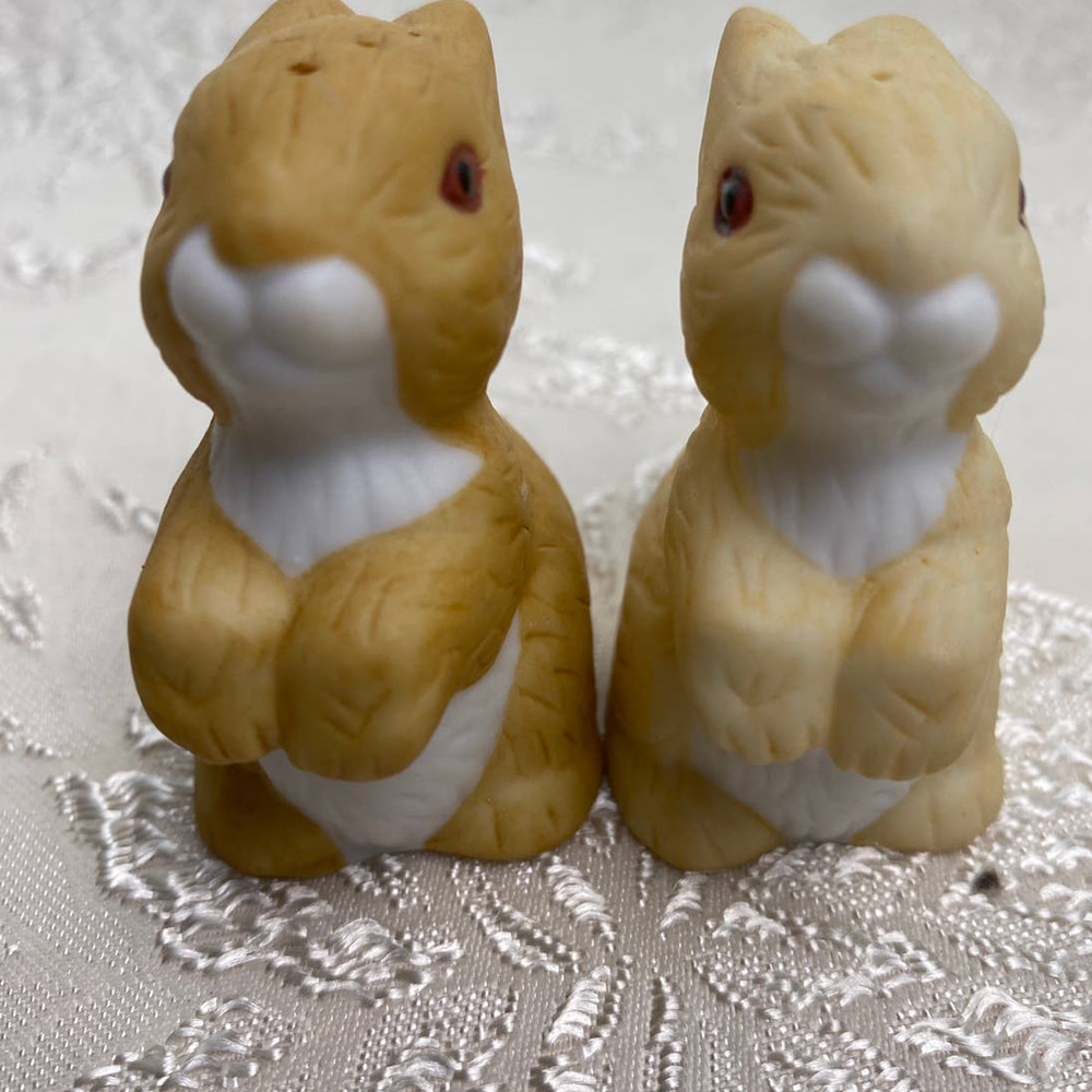 Collectors Vintage Bunnies 2" x 1" Salt & Pepper Home Decor Shelf Sitters